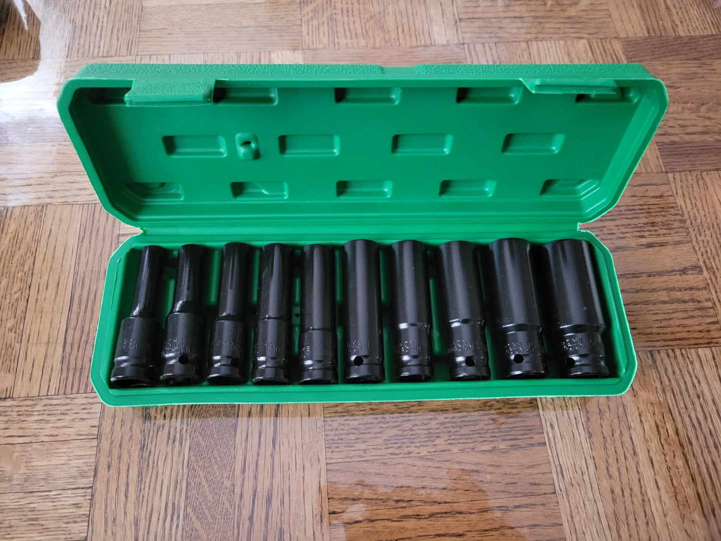 NEW Impact Wrench with 2 Batteries 2.0Ah & 10 Metric Sockets - photo 4