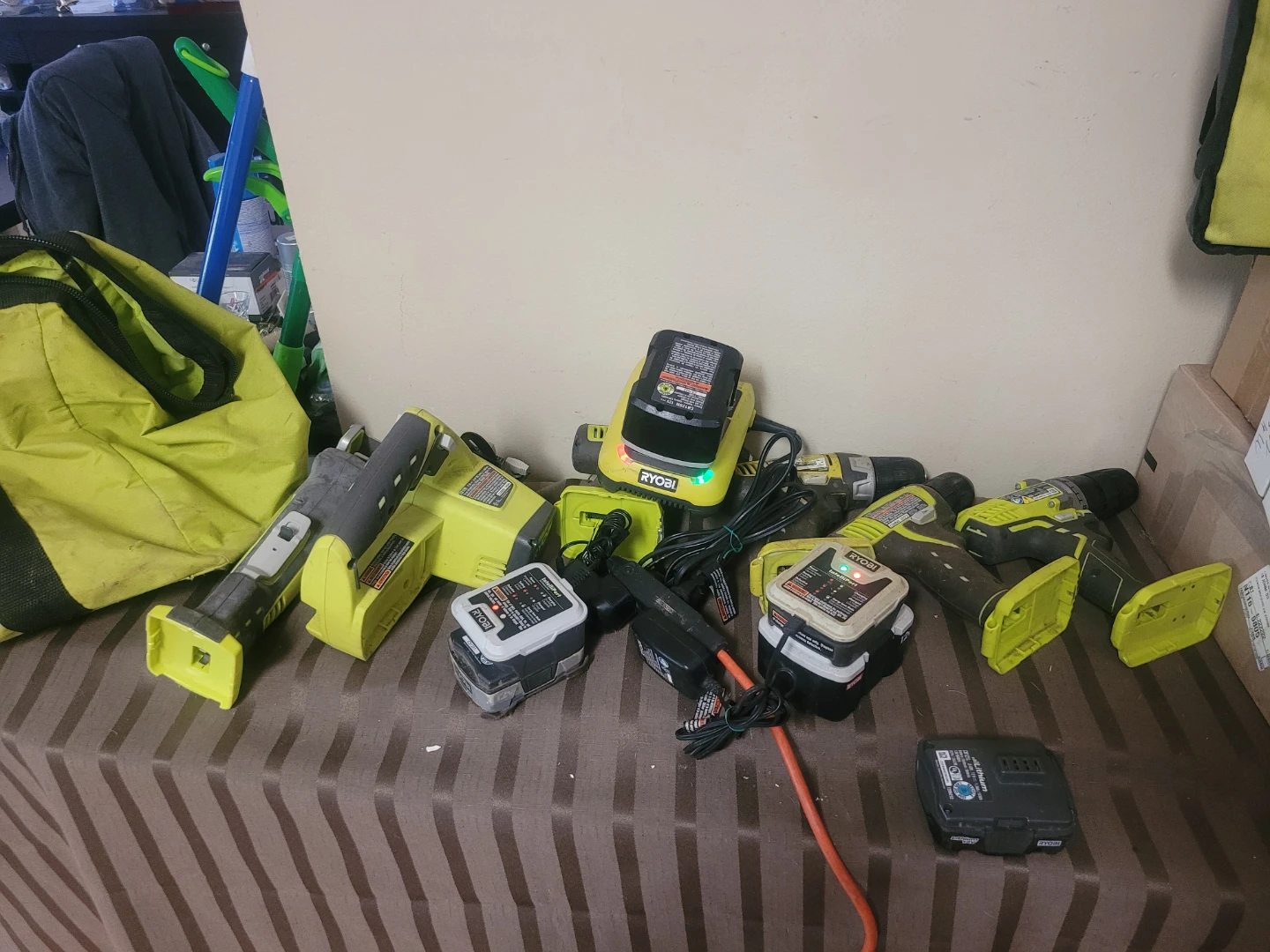 LOT RYOBI 12 V POWER TOOLS 4 DRILL 2 SAW 4 BATTERY  3 CHARHER