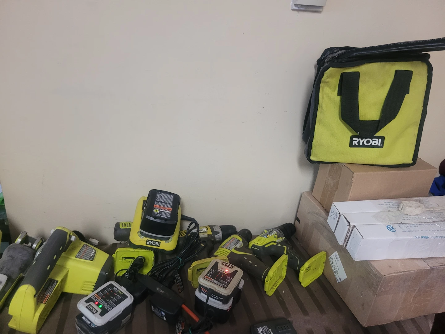LOT RYOBI 12 V POWER TOOLS 4 DRILL 2 SAW 4 BATTERY  3 CHARHER - photo 3