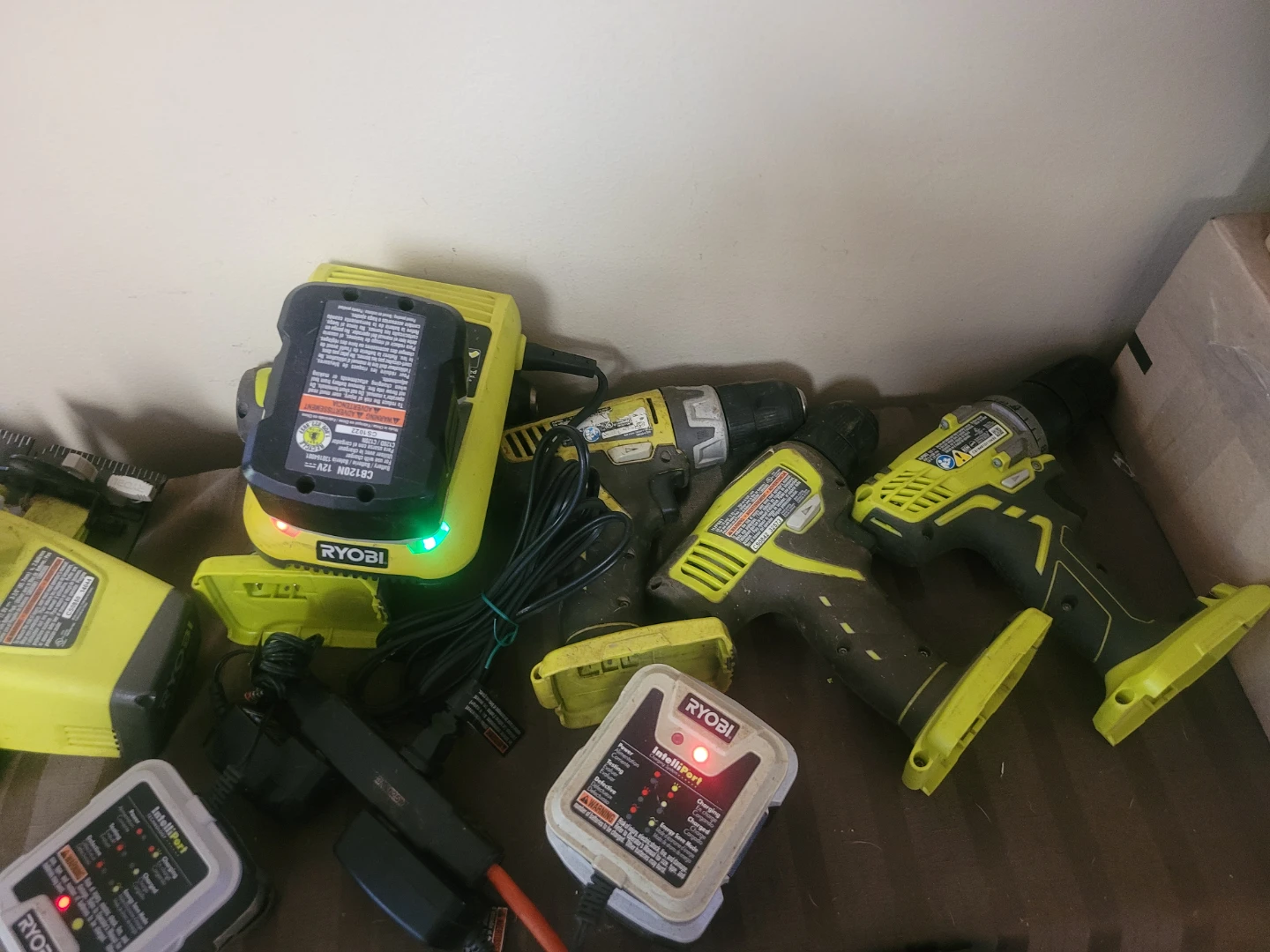 LOT RYOBI 12 V POWER TOOLS 4 DRILL 2 SAW 4 BATTERY  3 CHARHER - photo 4