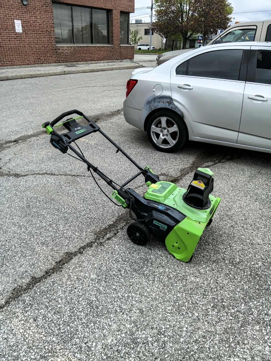 Greenworks 60V Cordless Snowblower 22-in $100 o b o - photo 3
