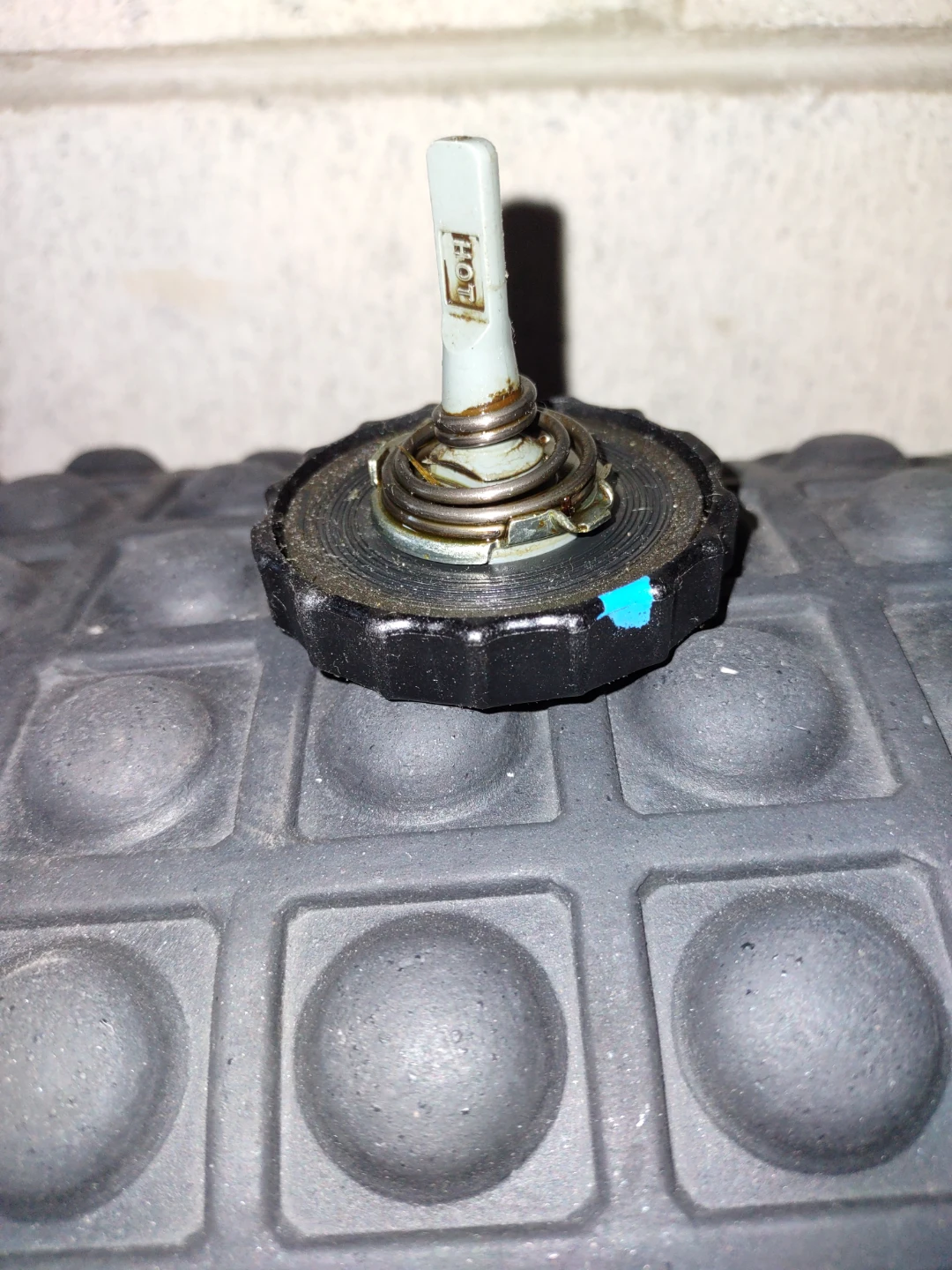 Steering pump reservoir cap