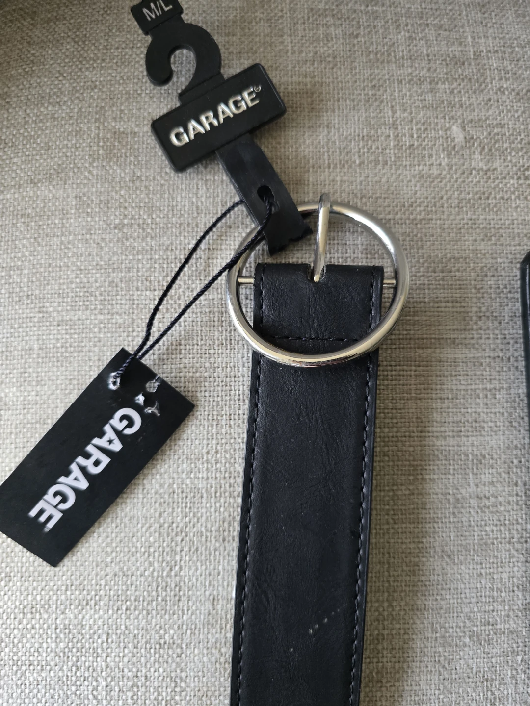 BNWT faux leather belt with silver circle buckle - photo 3