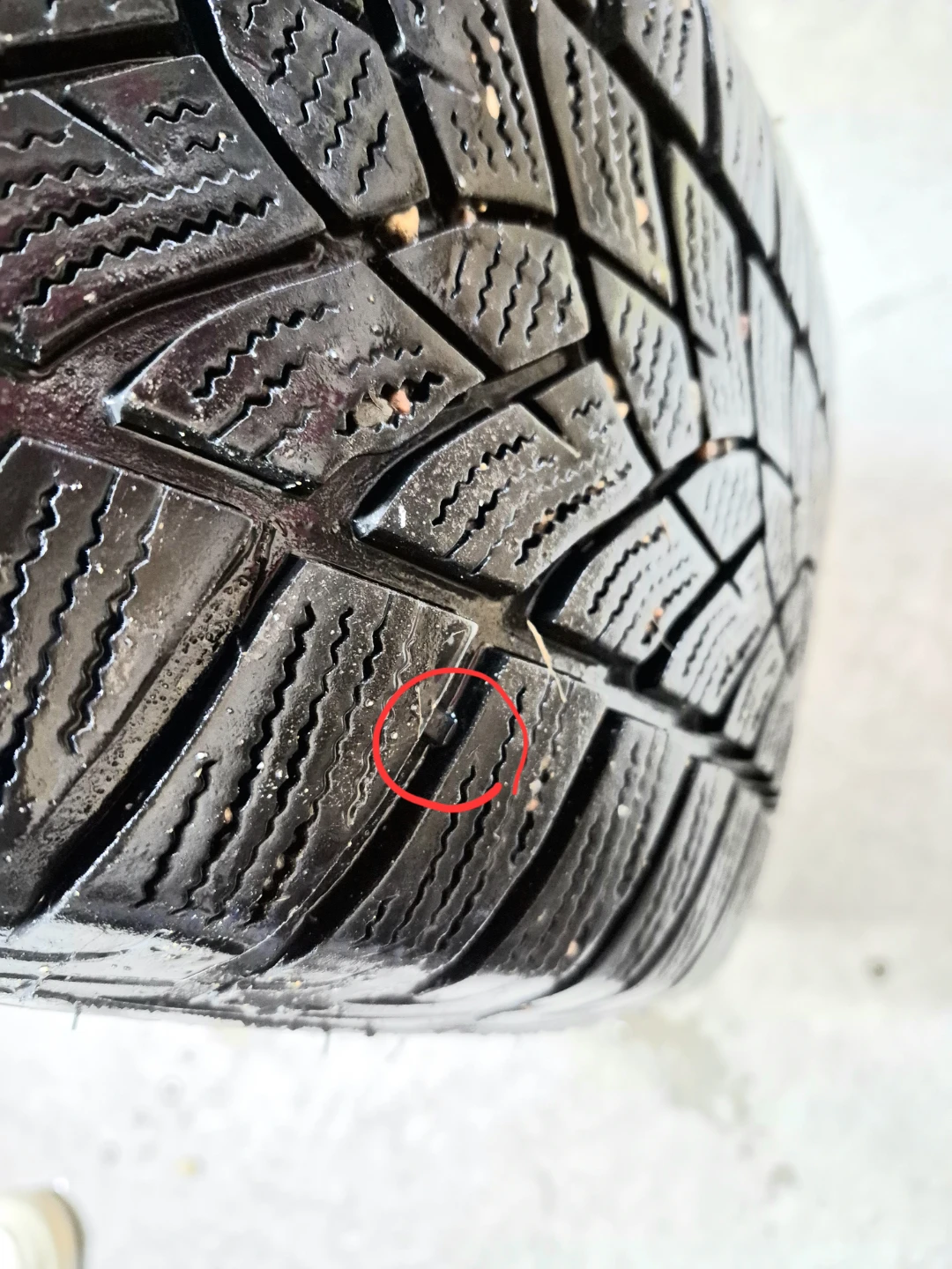 Winter tires on rim 215/55/17 Goodyear Ultragrip - photo 2