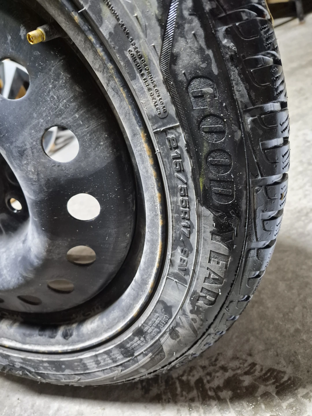Winter tires on rim 215/55/17 Goodyear Ultragrip - photo 3