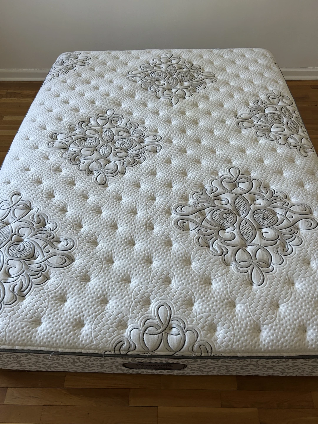 White and Gray Floral Patterned Queen Mattress - photo 2