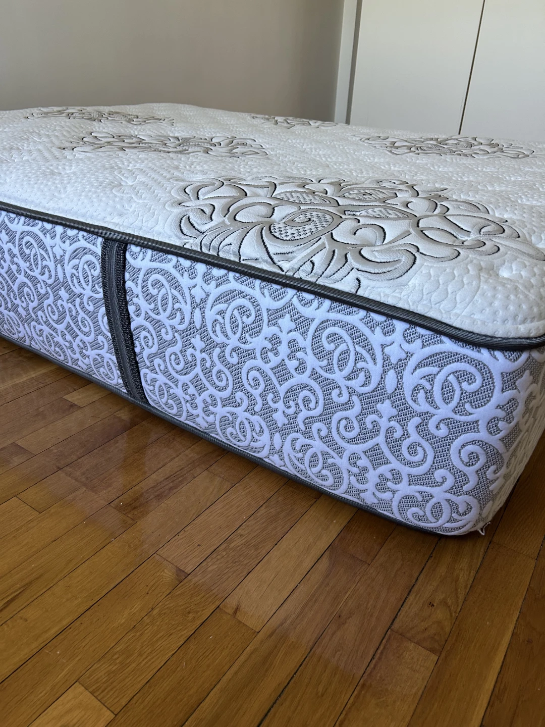 White and Gray Floral Patterned Queen Mattress - photo 3