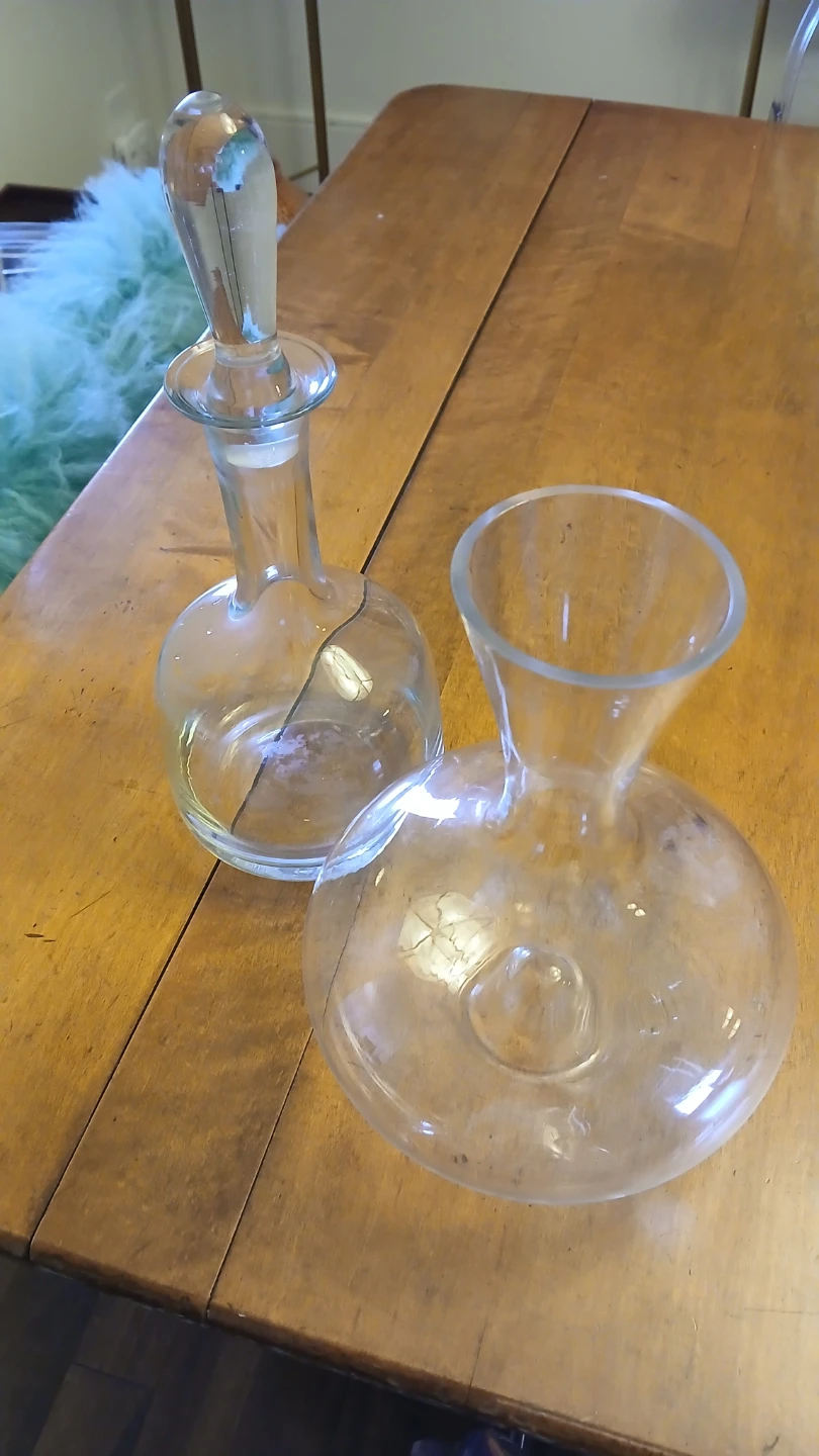 Set of 2 Glass Decanters with Stopper