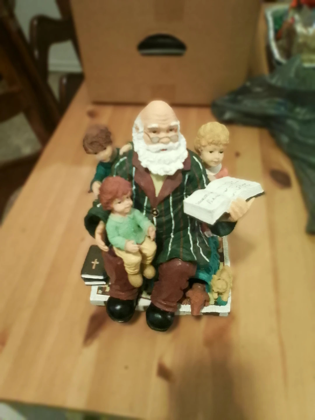 Figurine of Santa reading to children - photo 2