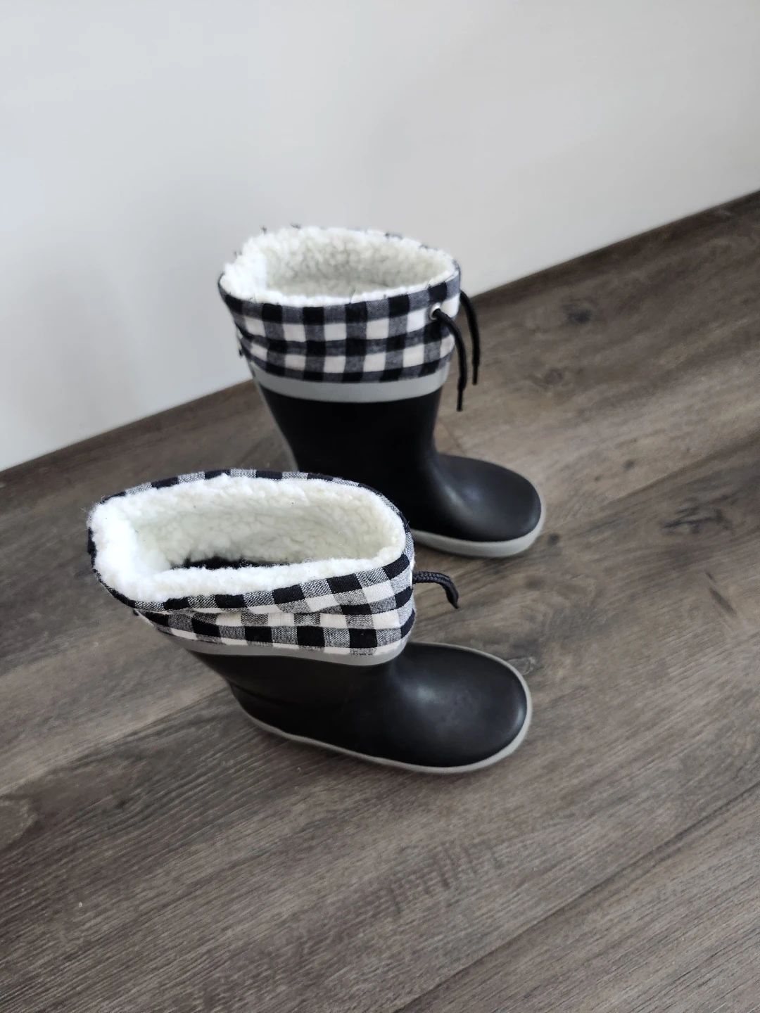 Girls rain boots with plaid cuff - Size 8 ⚽️