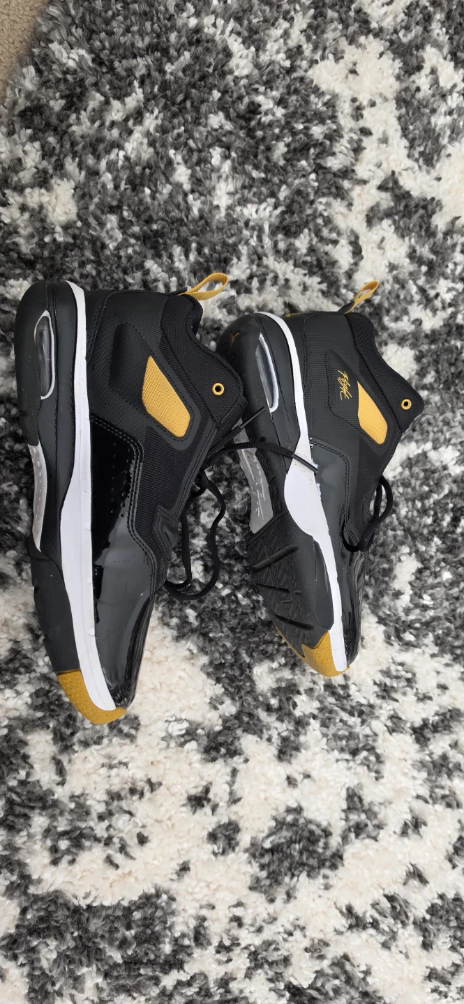 Jordan Kids Shoes Black/Yellow Size 2Y - photo 2