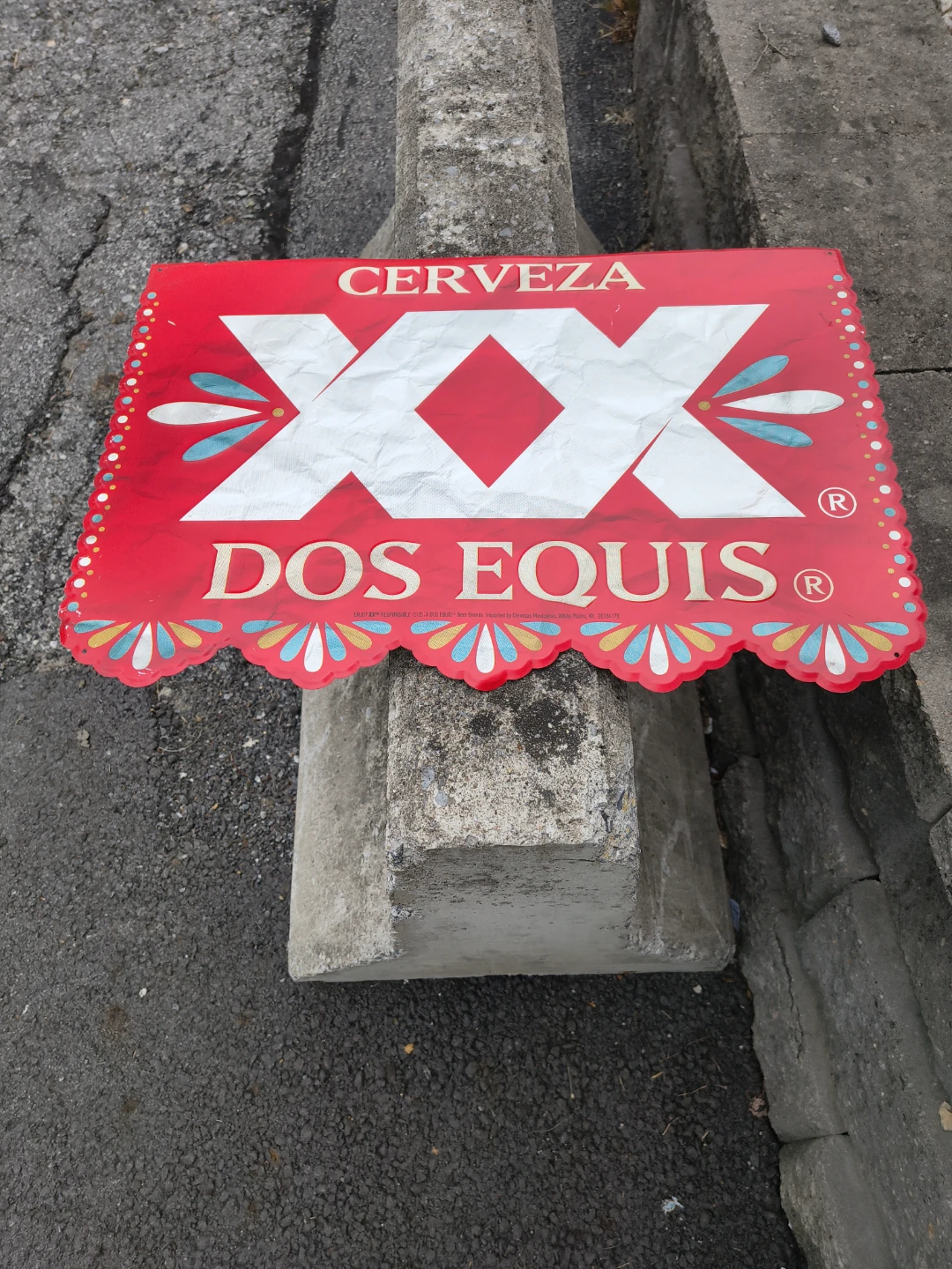 Does Equis metal sign