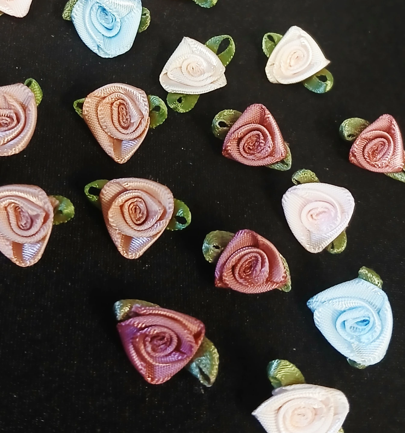 20 pc of Silk Ribbon Roses Embellishments (Mixed Colours) - photo 2