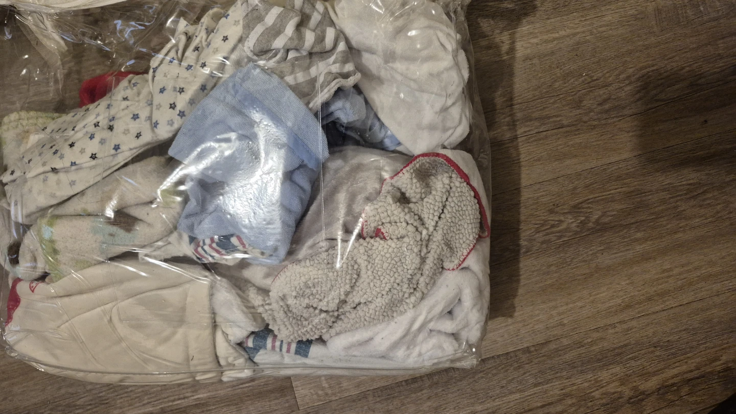 Bag of assorted baby blankets - photo 2