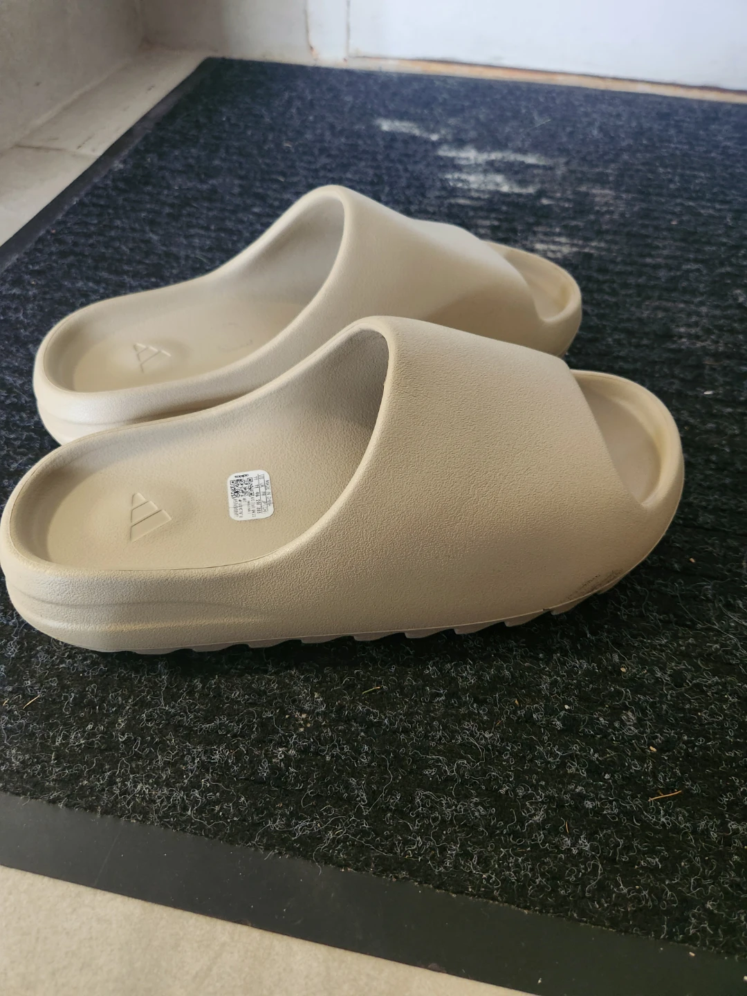 Adidas Yeezy Slides - photo 2