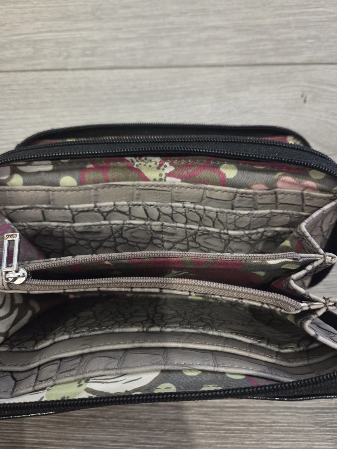 Guess Black Patent Wallet - photo 4
