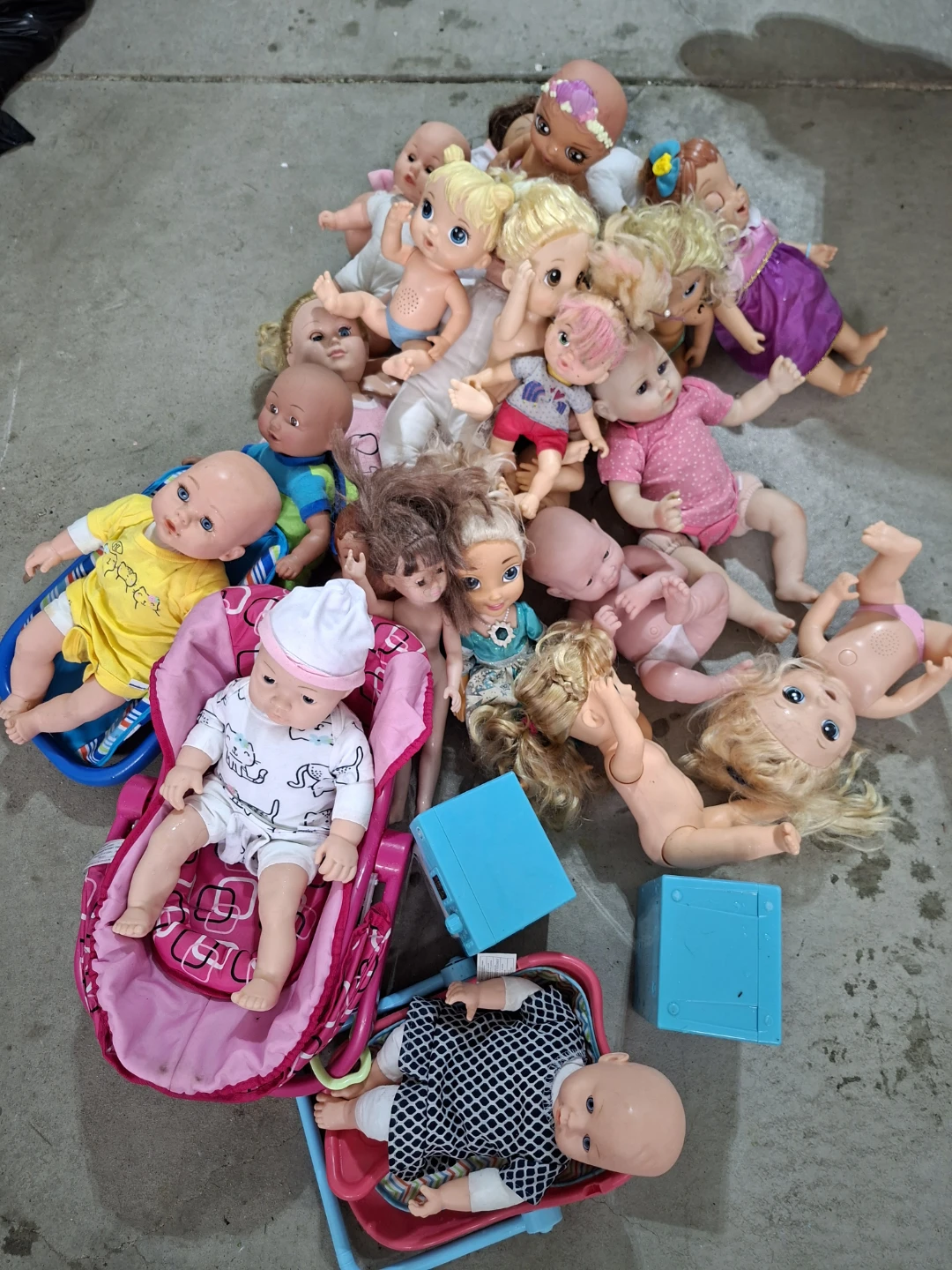 Assorted Lot of Dolls and Toy Washer with free bucket - photo 4