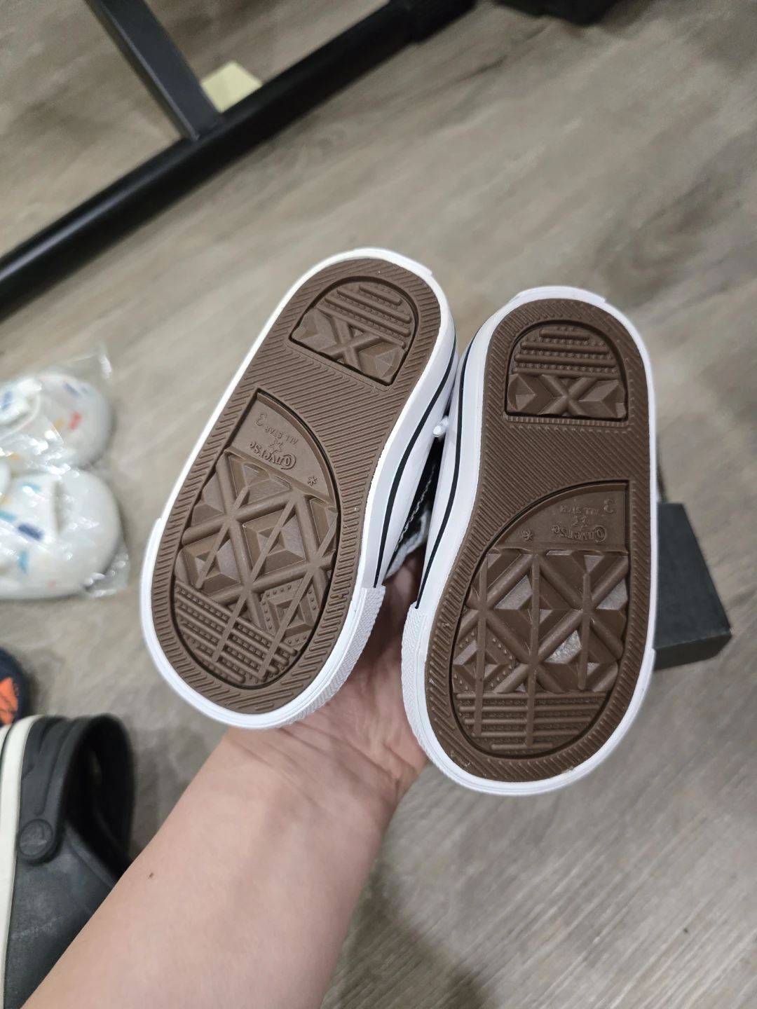 [BRAND NEW] Infant Converse with Box - Size 3C - photo 3
