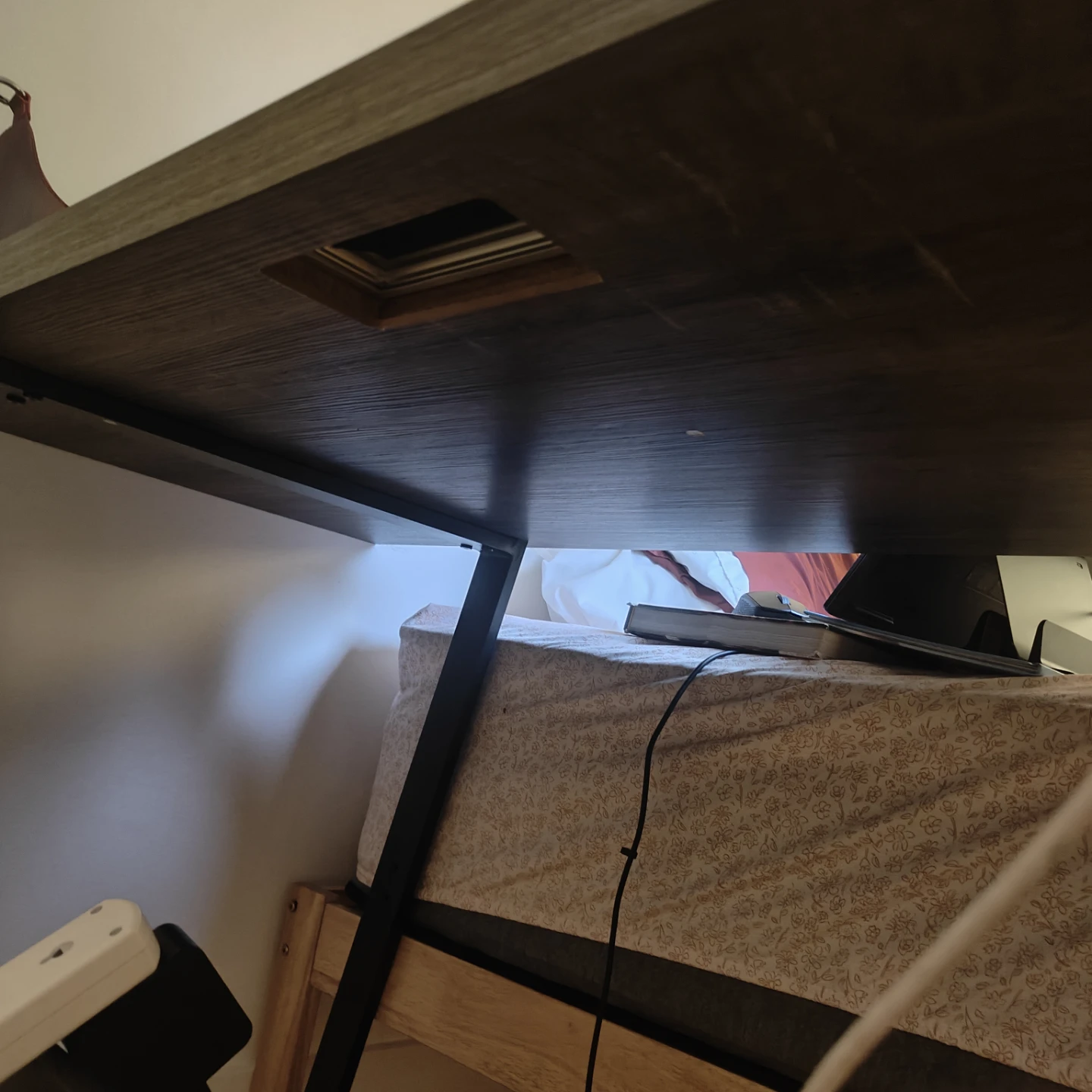 Desk with built-in grommet - photo 2