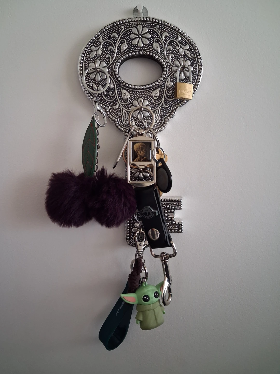 Decorative Ornate Key Wall Hanger ⚽