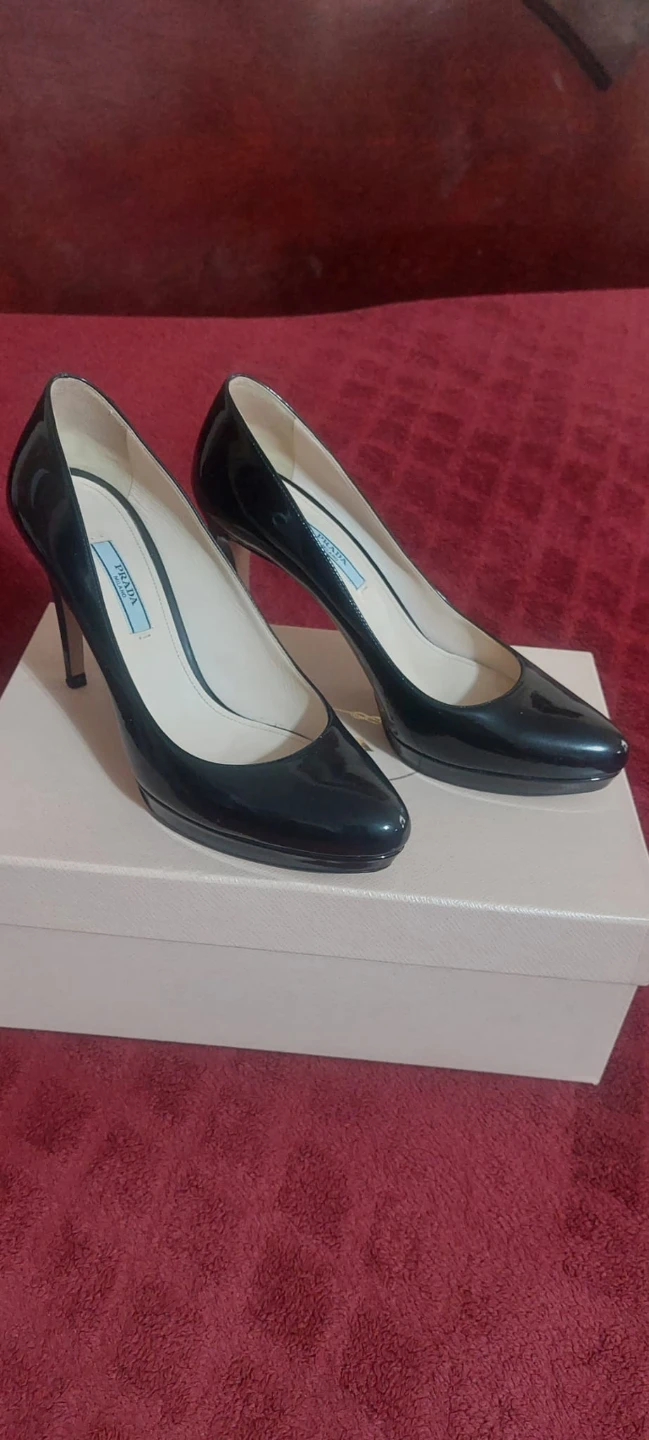Prada Black Patent Leather Pumps - Size 38.5⚽