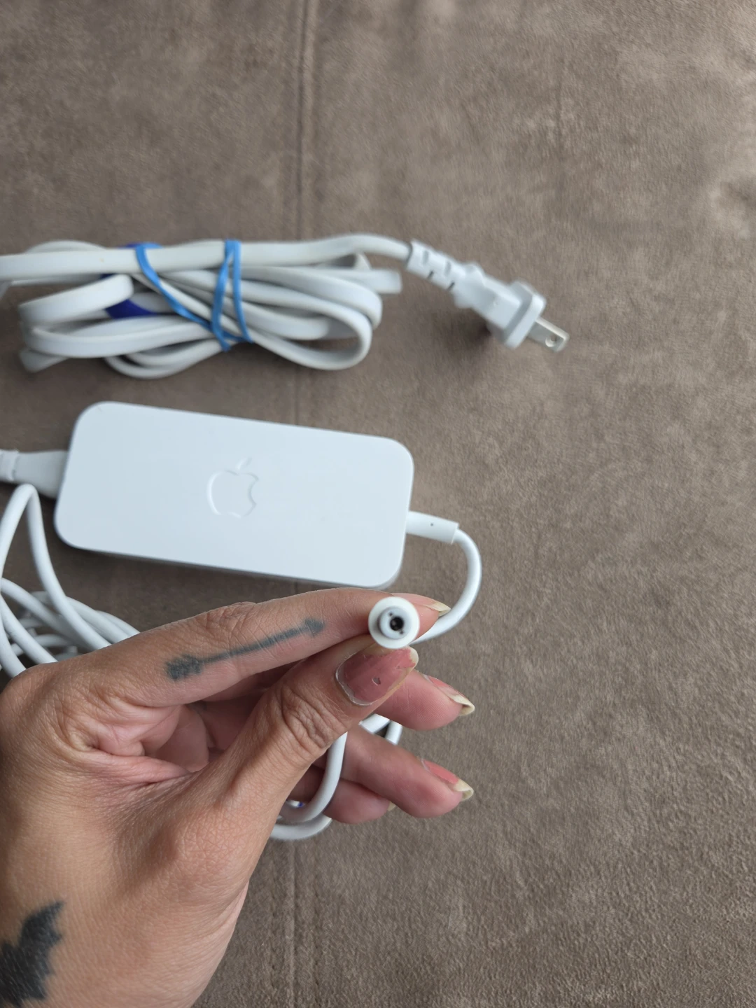 Genuine Apple A1202 Charger 12V 1.8A AC Adapter  22W - photo 2