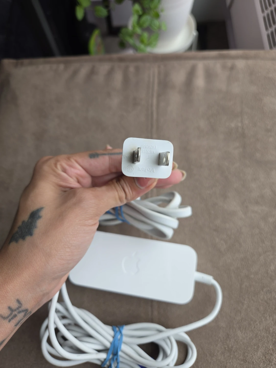 Genuine Apple A1202 Charger 12V 1.8A AC Adapter  22W - photo 3