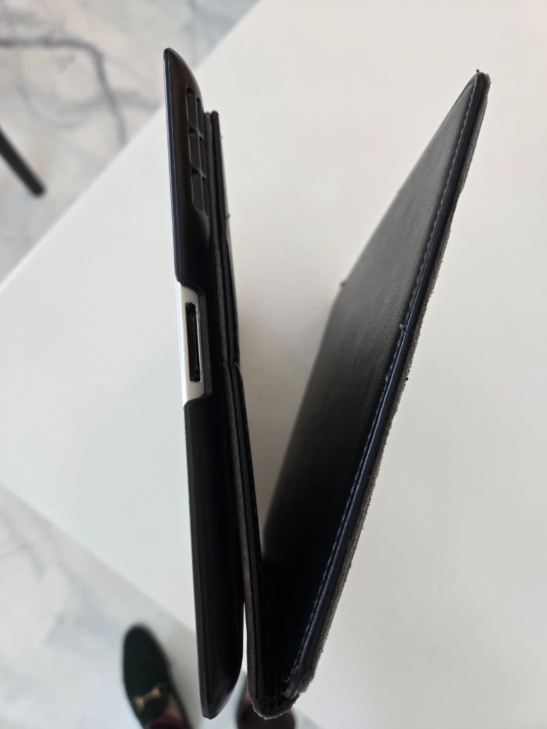 Apple iPad 4th Gen with Black Leather Case - photo 4