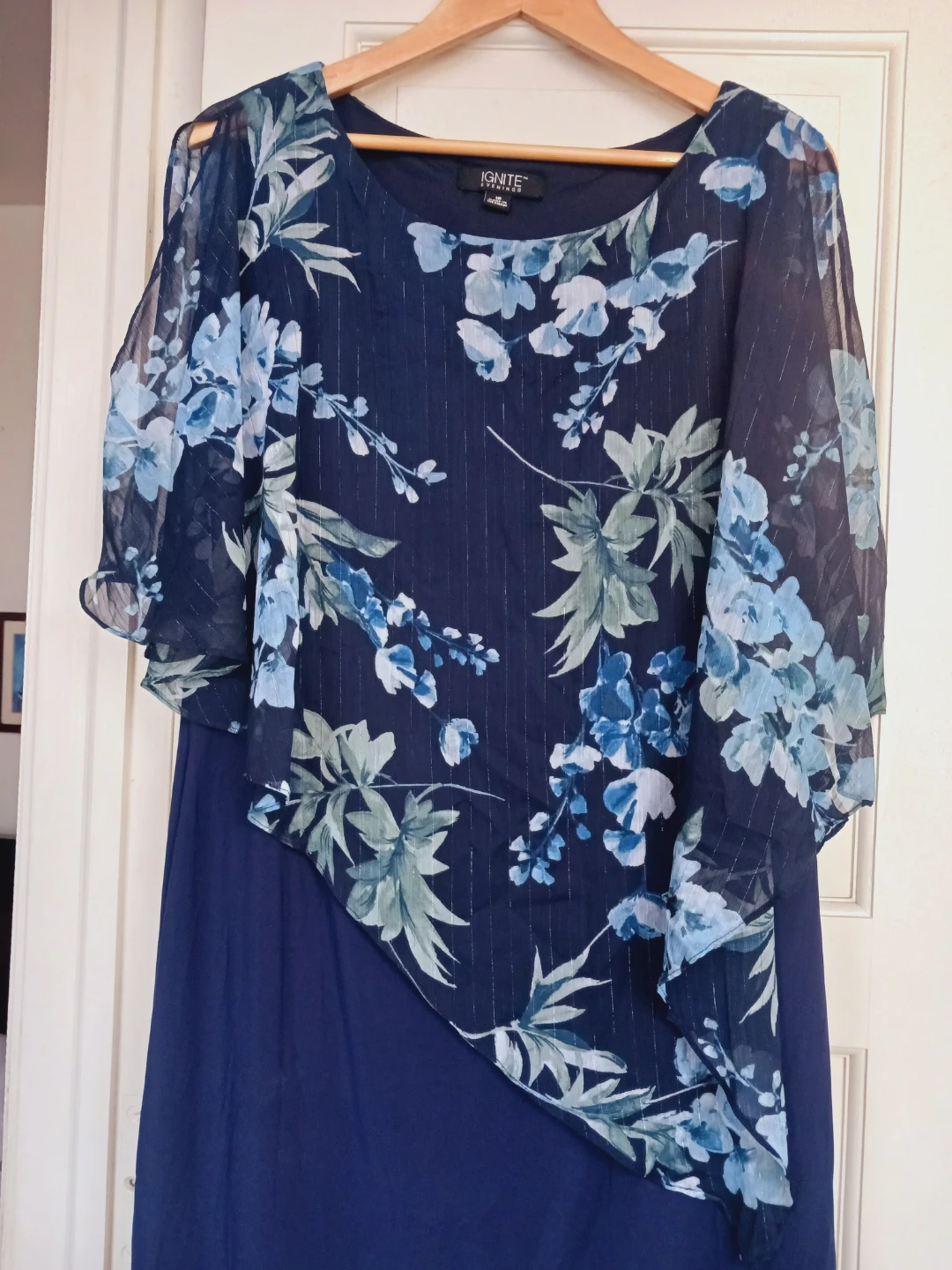 New !! Beautiful Ignite Navy Floral Overlay Elegant Dress. 18.