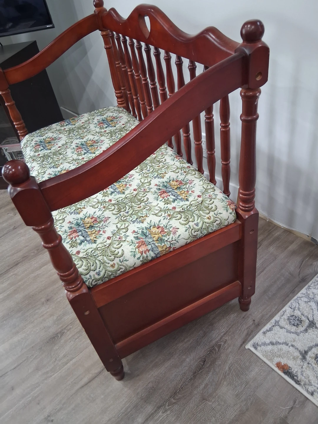 Wooden storage bench with floral cushion - photo 2