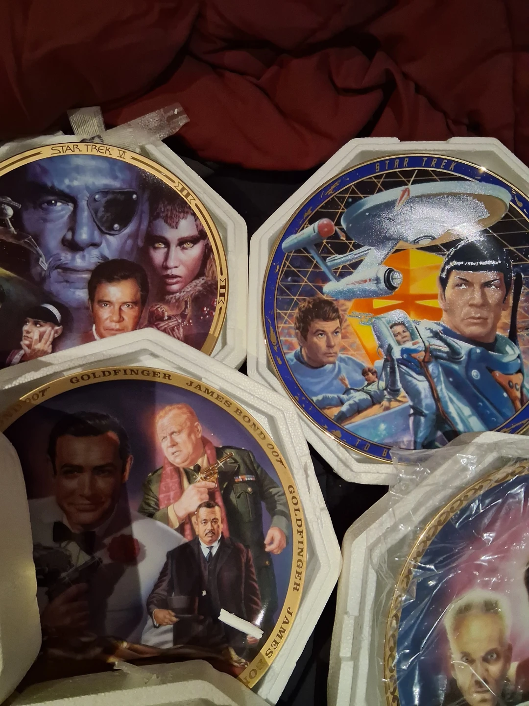 Collection of Star Trek & James Bond Decorative Plates - photo 3