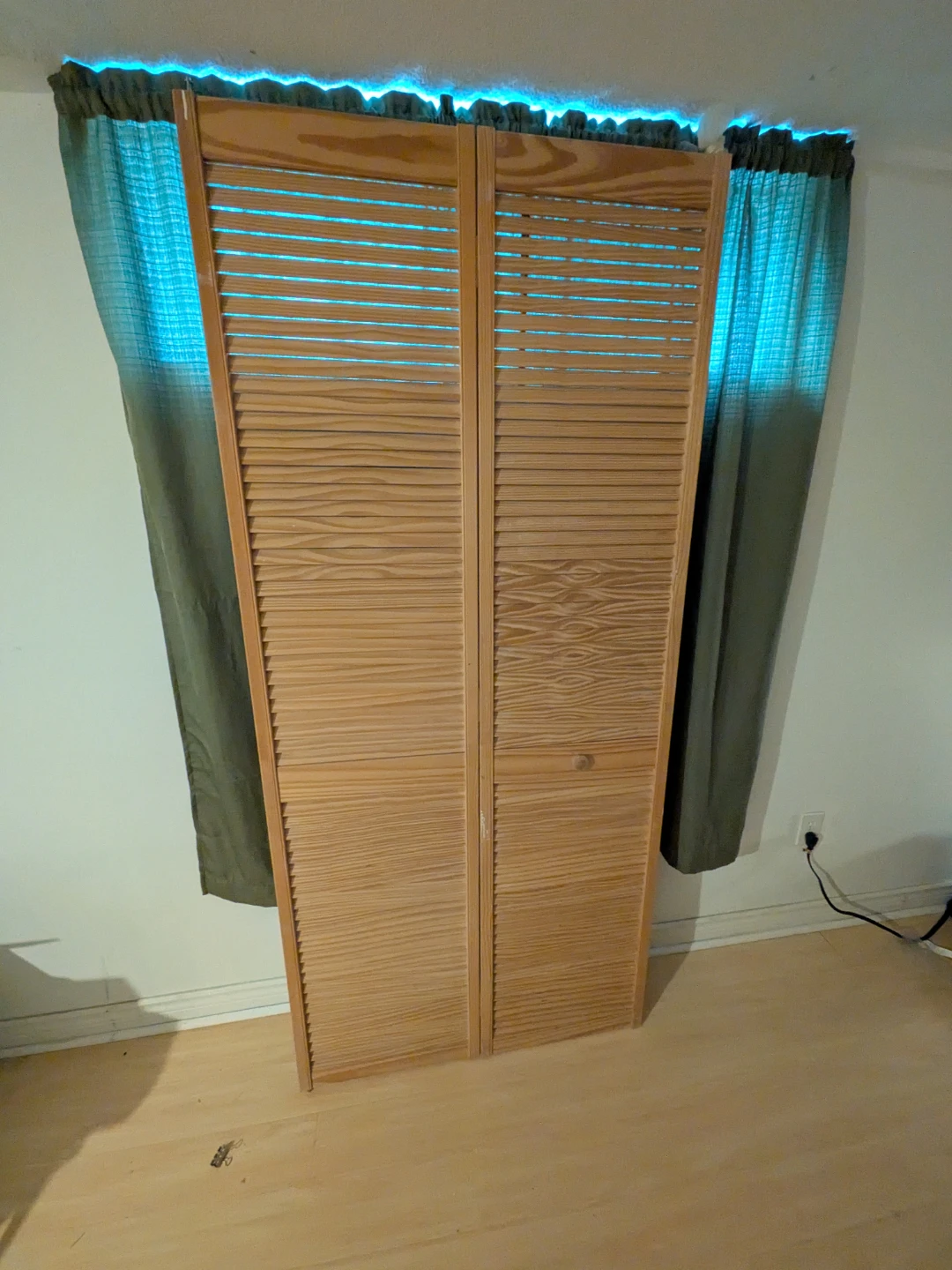 Wooden Bi-Fold Louvered Doors - 35.5" x 78" - photo 2