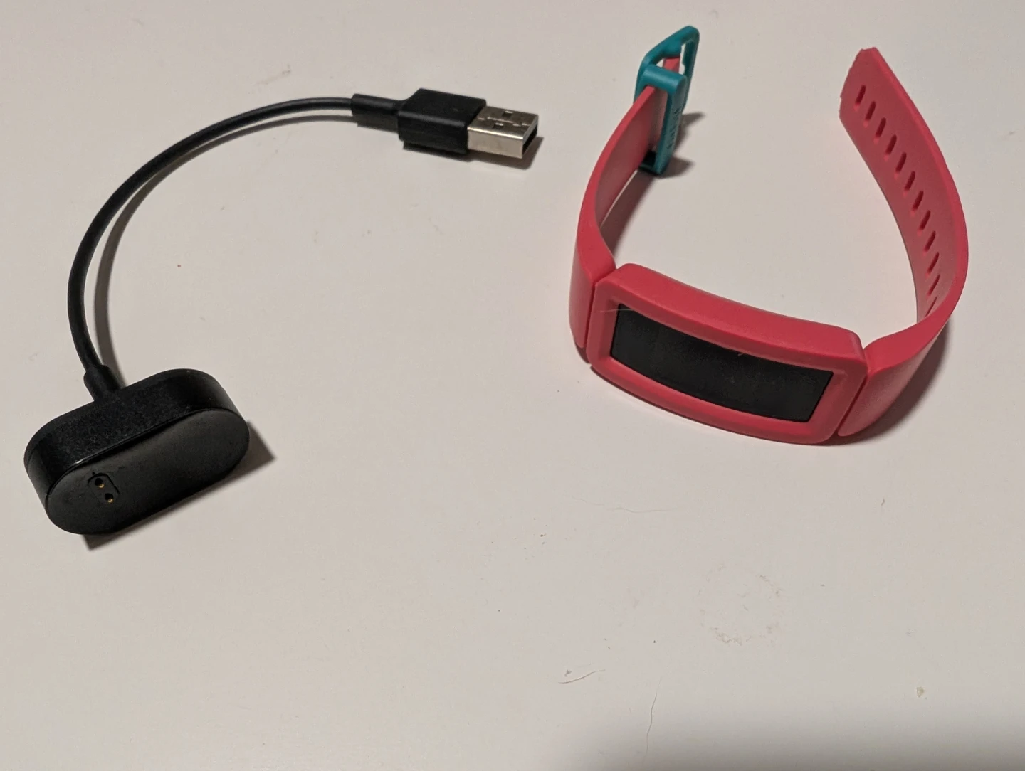Kids Fitbit (older model) pink strap with charger - photo 2