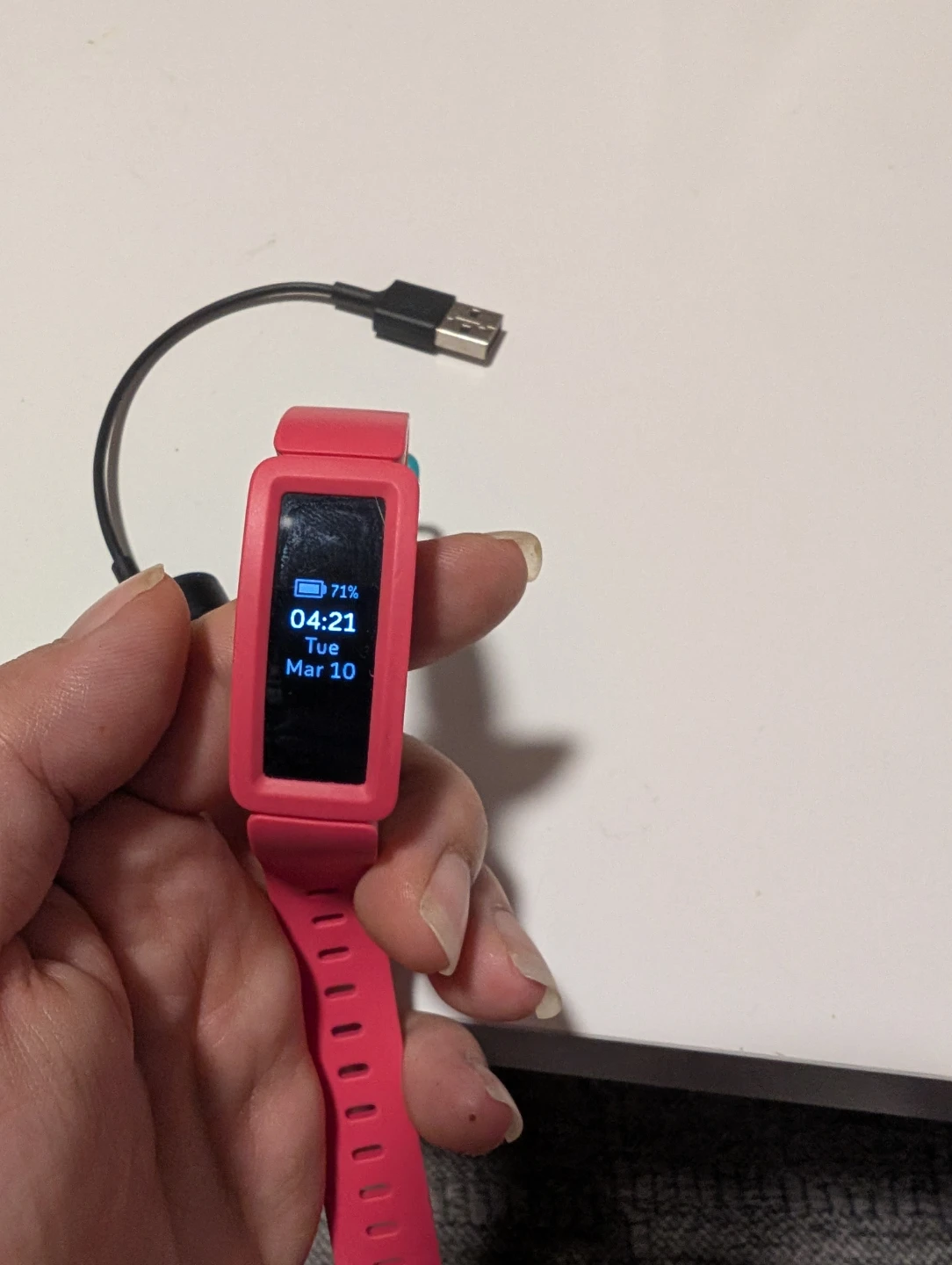 Kids Fitbit (older model) pink strap with charger - photo 3