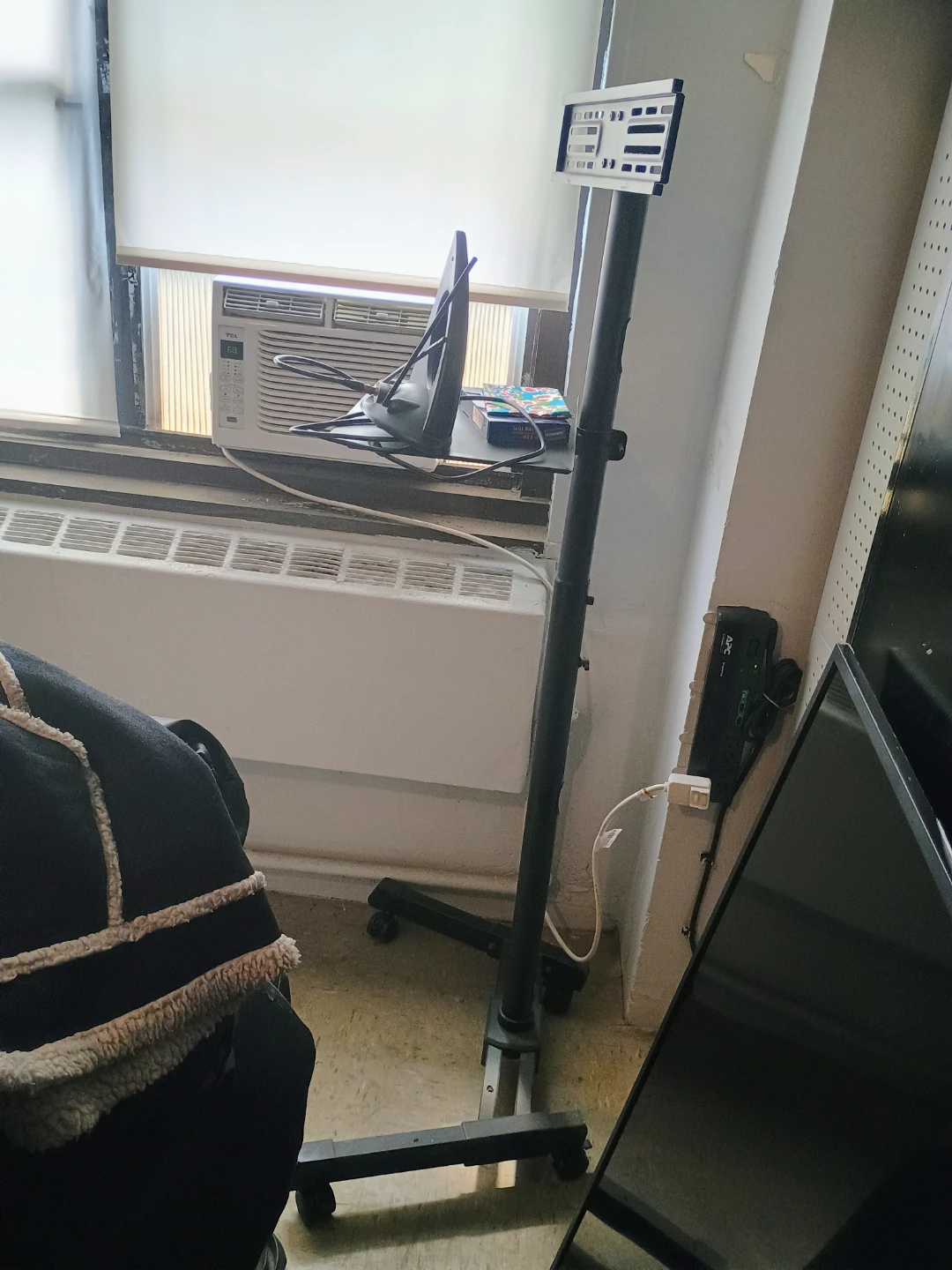 Rolling TV Stand with Mount and one shelf. - photo 2