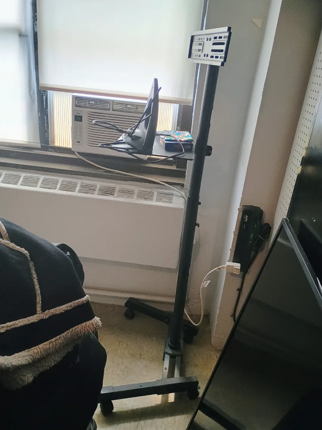 Rolling TV Stand with Mount and one shelf. - photo 2