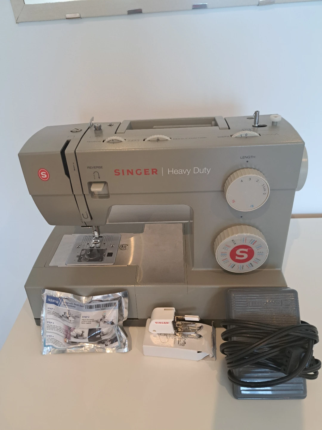 Singer Heavy Duty Sewing Machine. - photo 3