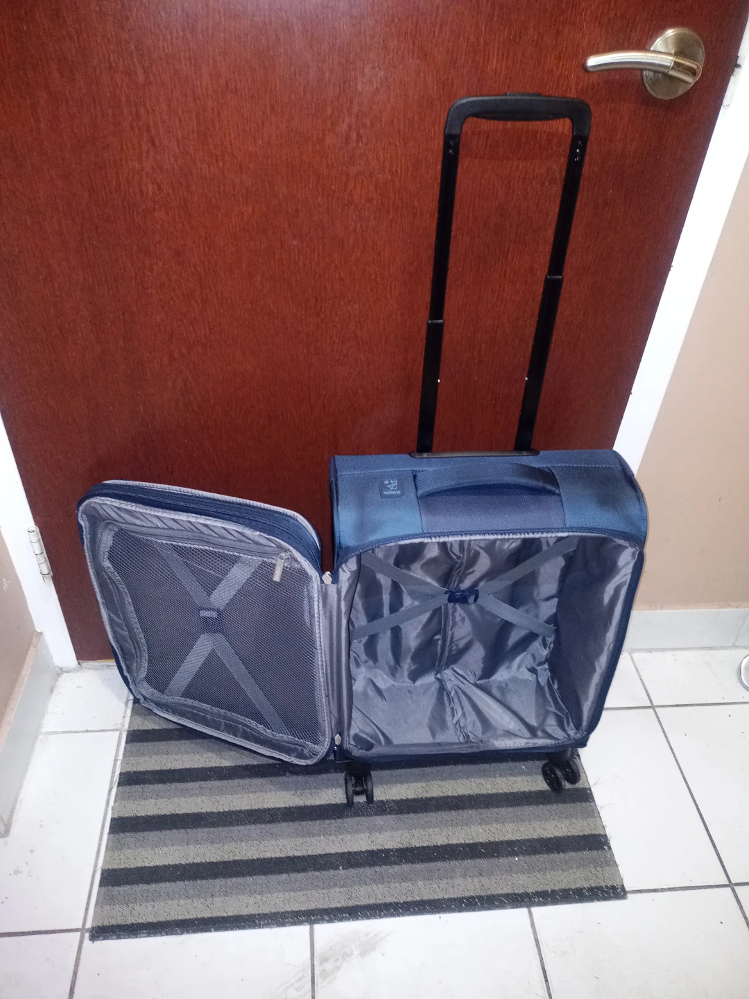 Small Luggage With Swivel Wheels - photo 3