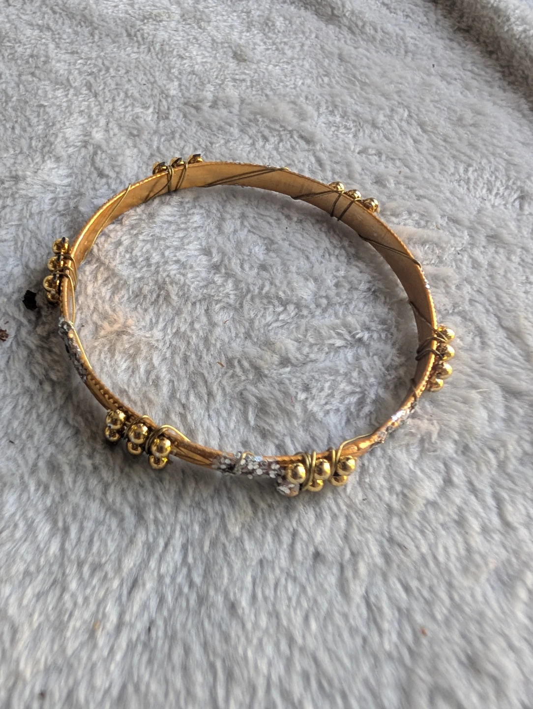 ⚽Gold coloured bangle with embellishments