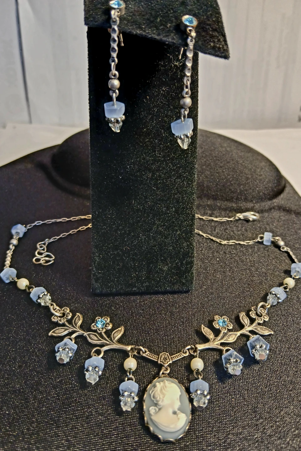 Cameo Necklace and Earring Set - photo 4