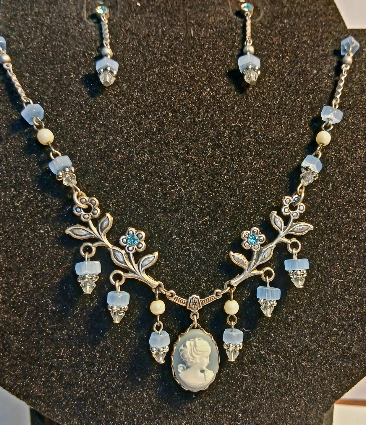Cameo Necklace and Earring Set - photo 5