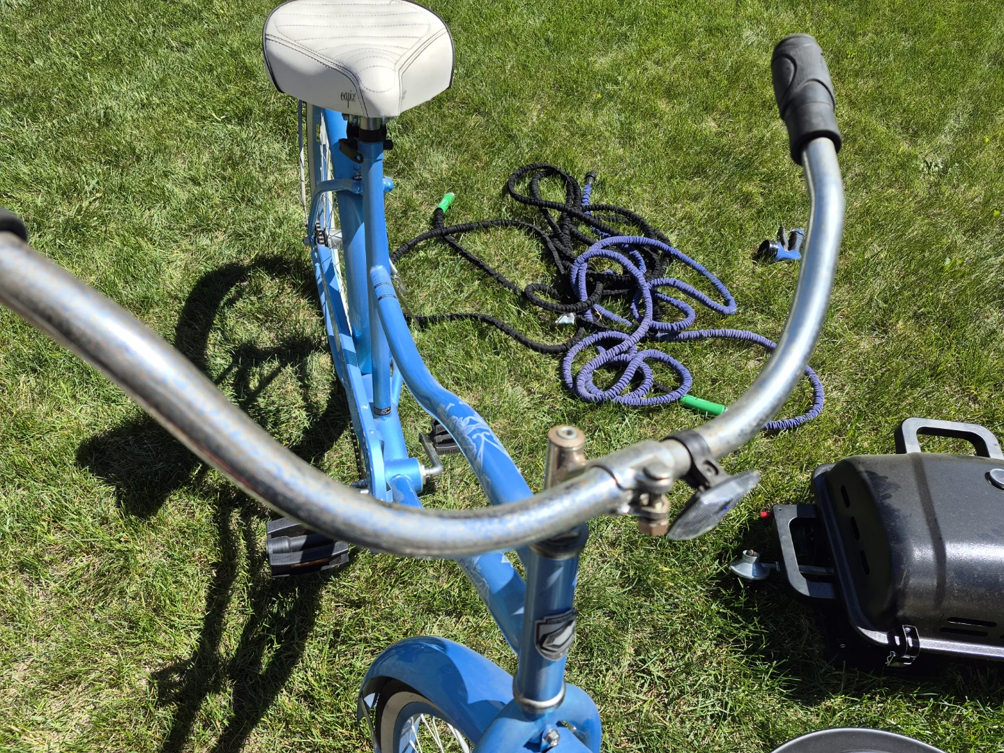Blue Cruiser Bicycle with White Seat - photo 3
