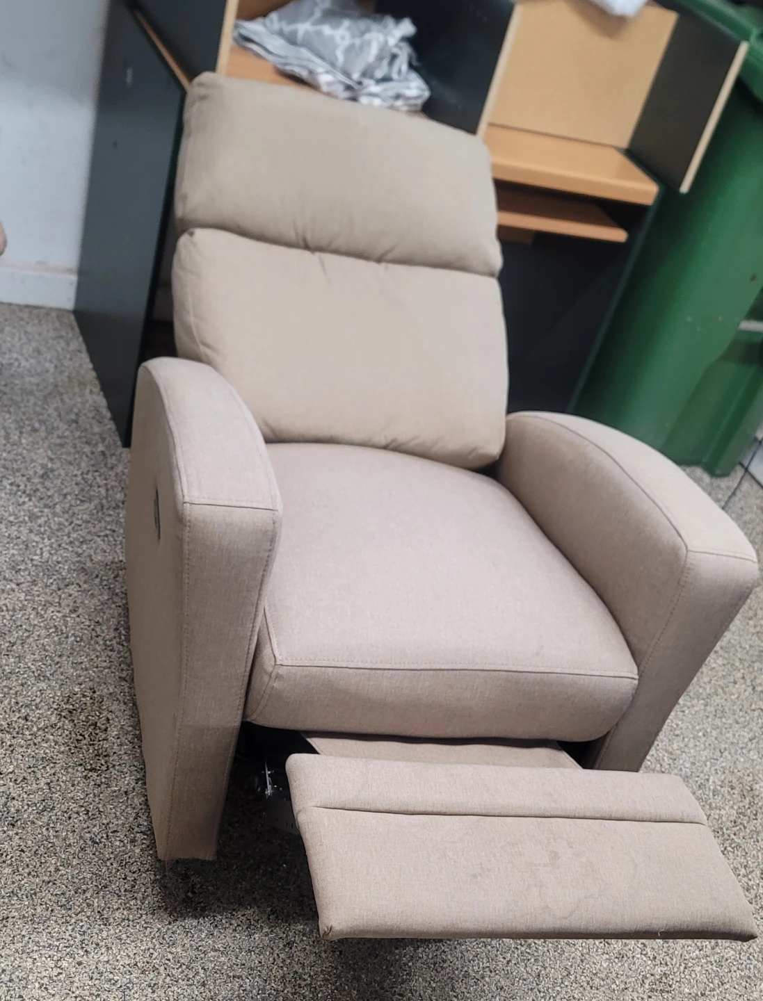 Beige Recliner Chair - photo 3