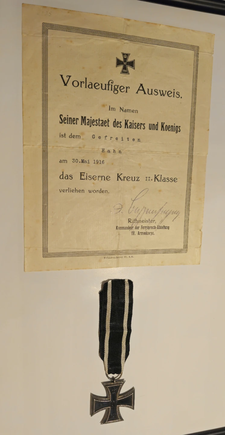 WWI Iron Cross 2nd Class w/maker mark and issue document - photo 2
