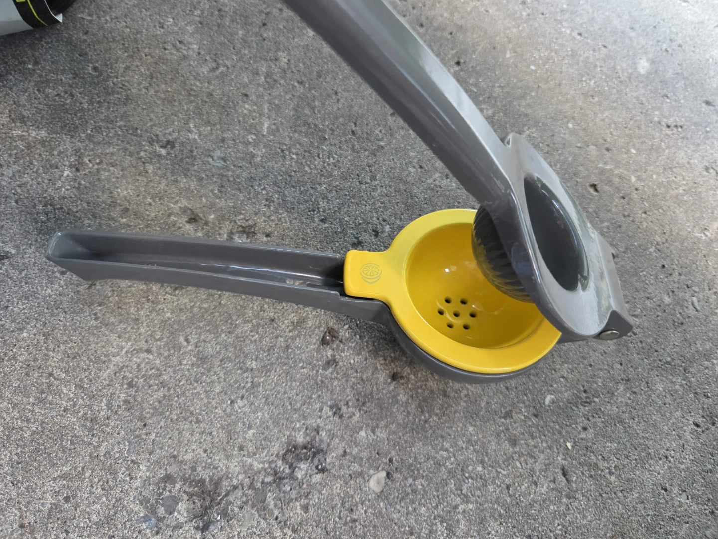 Grey and Yellow Citrus Juicer ⚽️