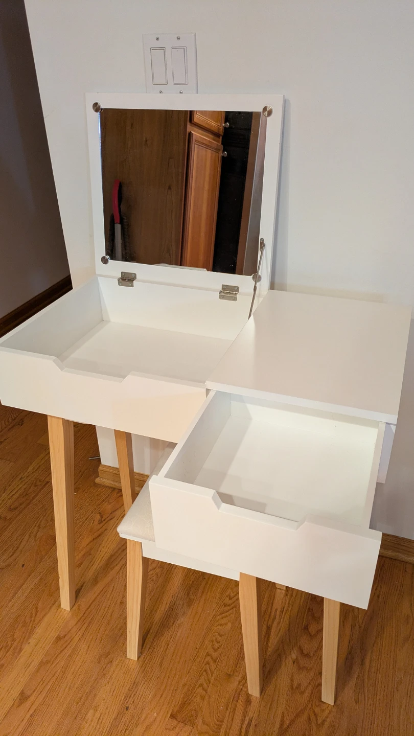 Small Makeup Vanity - photo 2