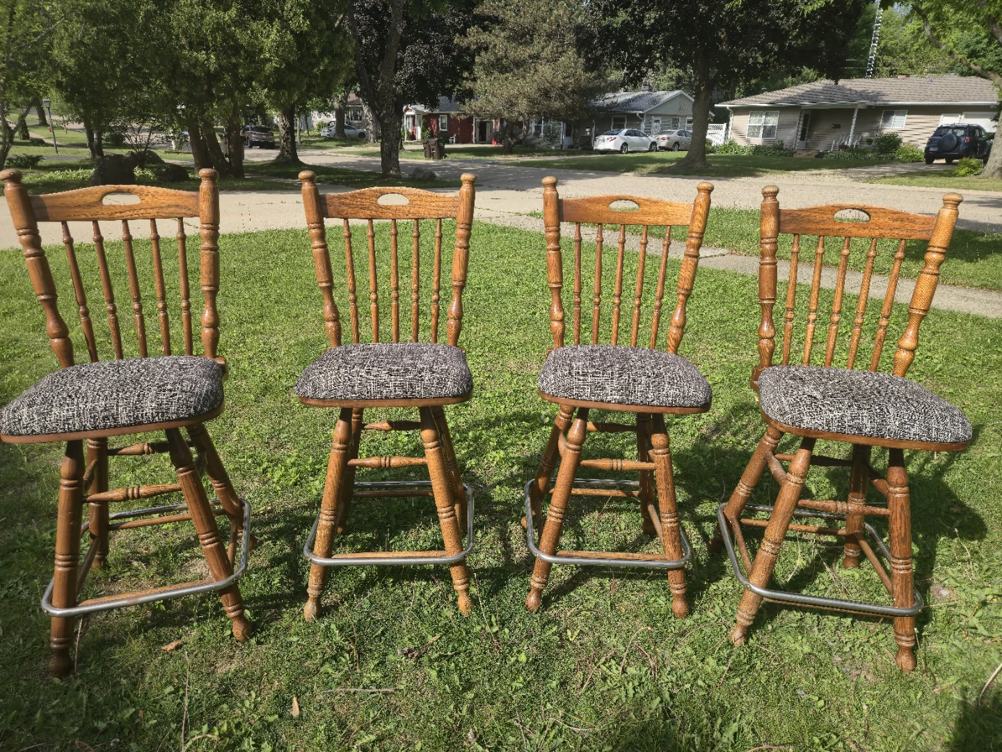 Título: Set of 4 Swivel Wood Bar Stools
