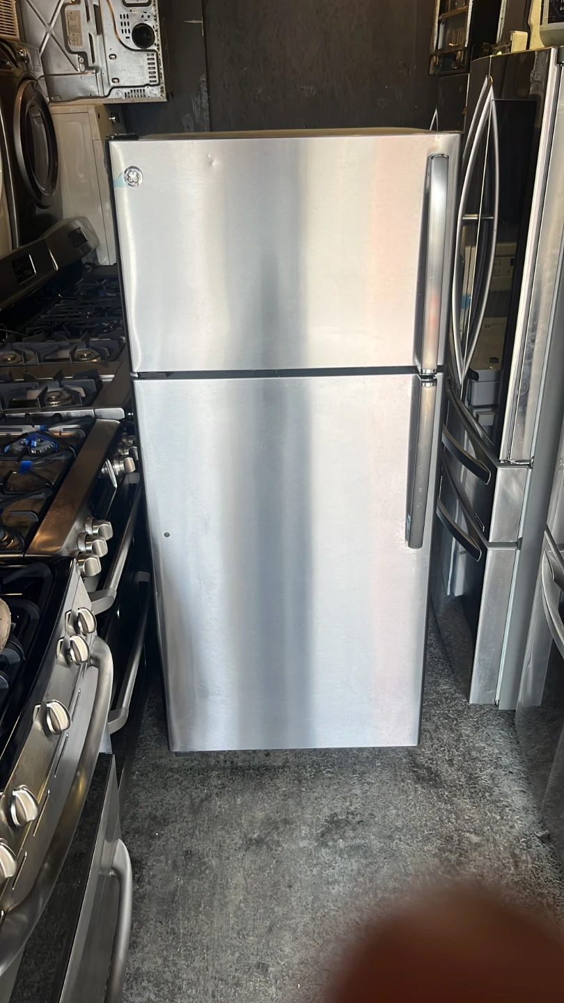 GE Refrigerator 28 inch