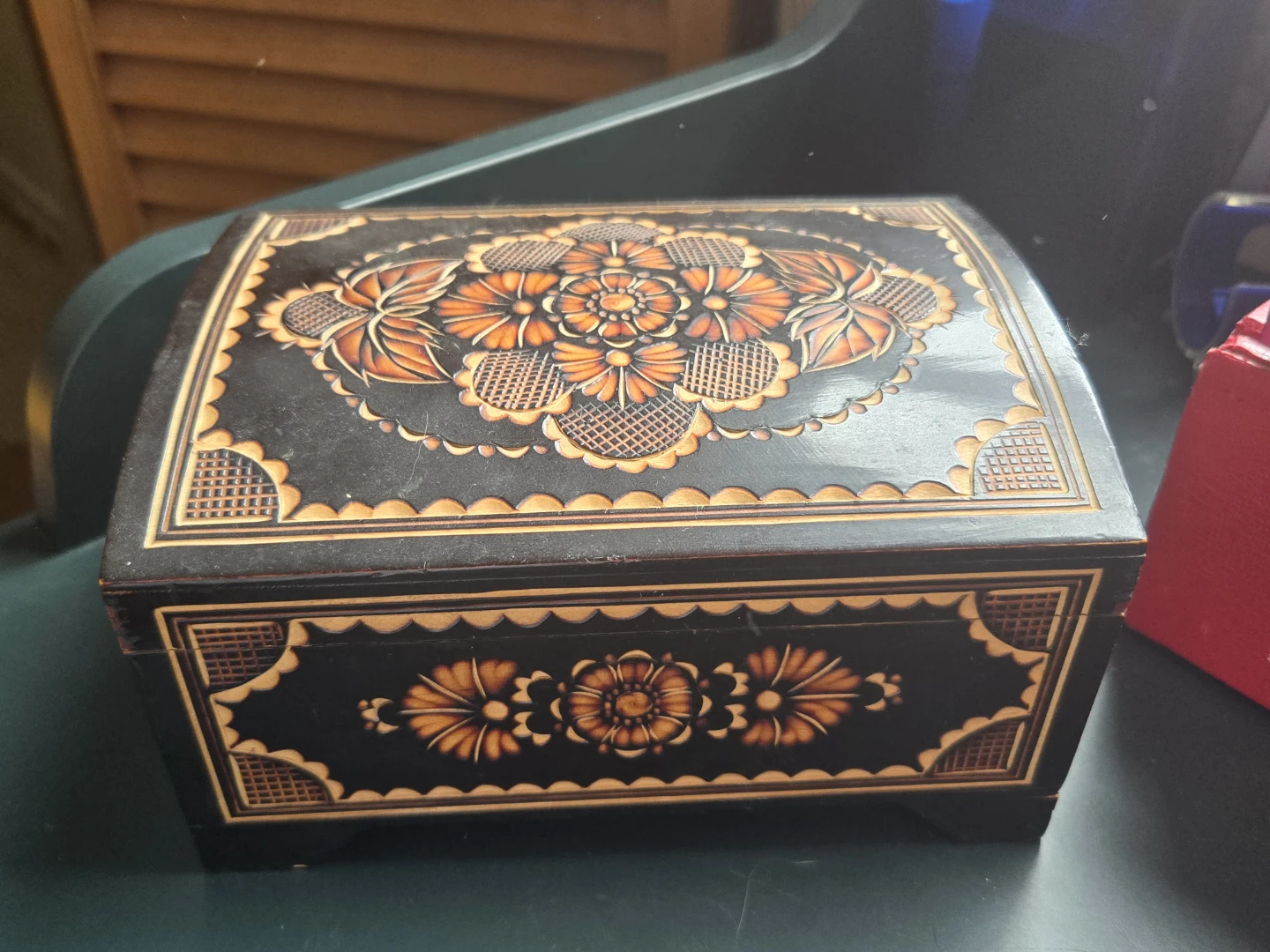 If you can fix it it's yours! Vintage Wooden Box