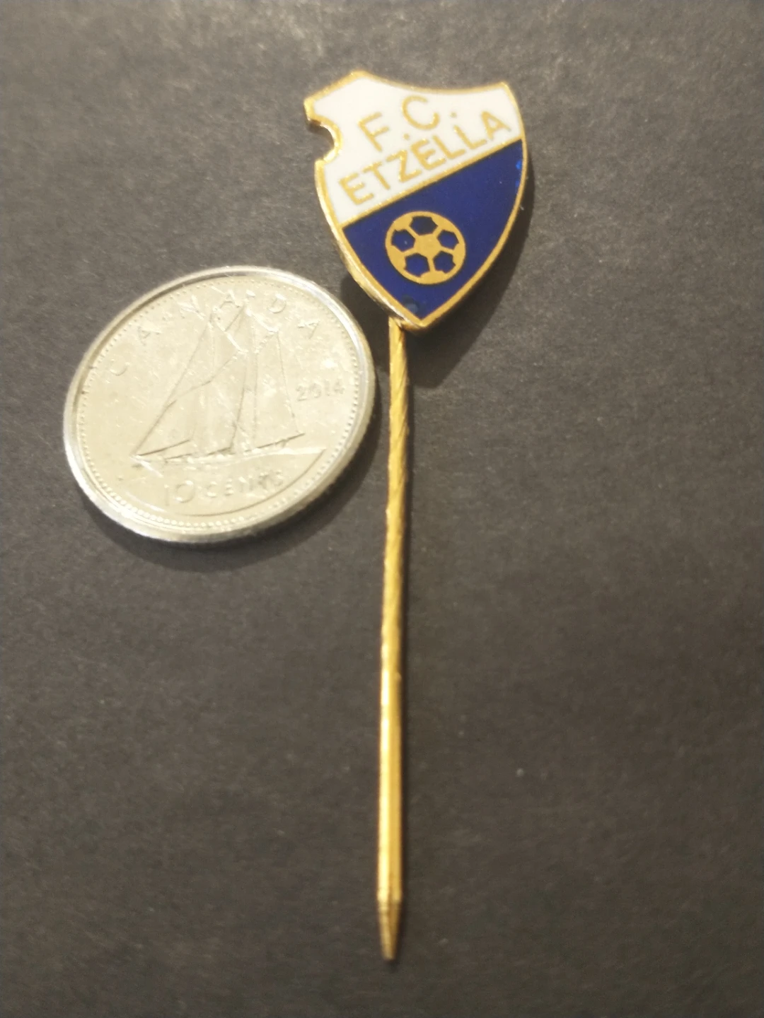 Rare FC Etzella Luxembourg pro football lapel pin - photo 3